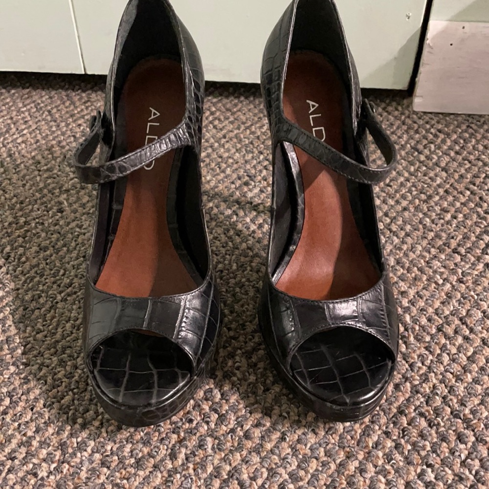 Never worn snake print Mary Jane heels!